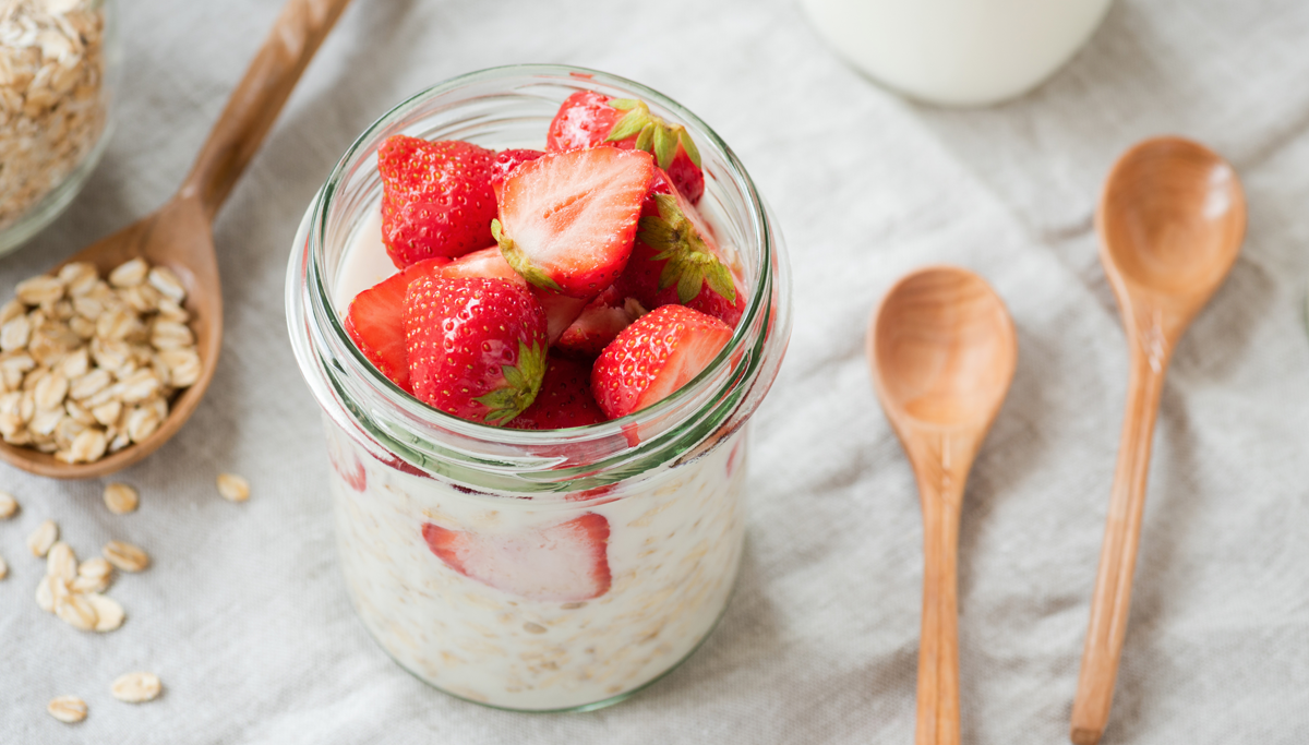 strawberry cheesecake overnight oats