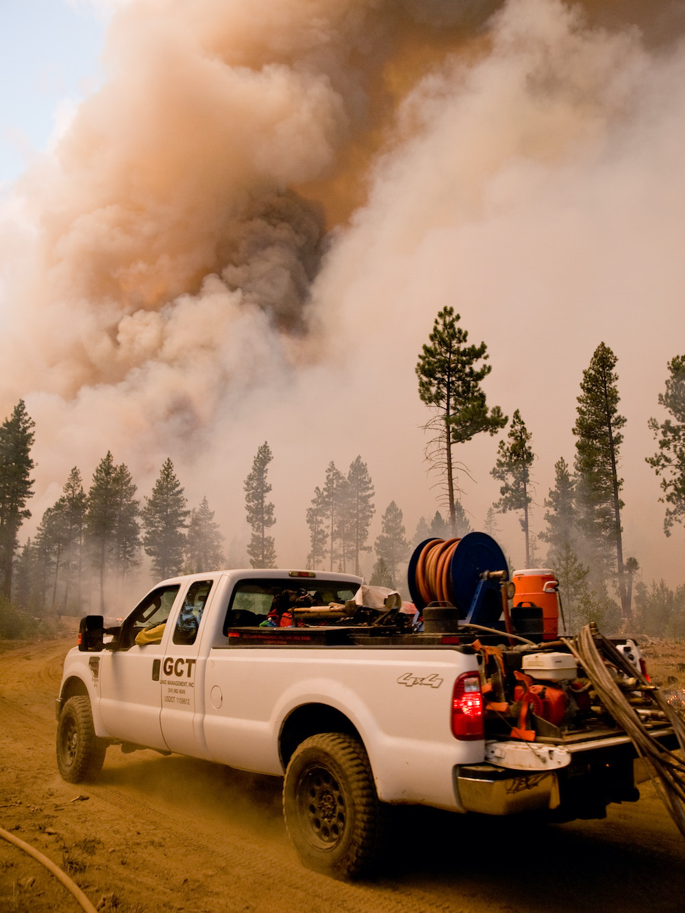 An engine assigned to the Little Queens Fire