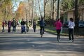 Pessoas caminhando em uma rua da cidade