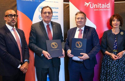 Organização Pan-Americana da Saúde (OPAS) e a iniciativa de saúde global Unitaid assinaram hoje um Memorando de Entendimento - Foto de grupo da OPAS e da Unitaid