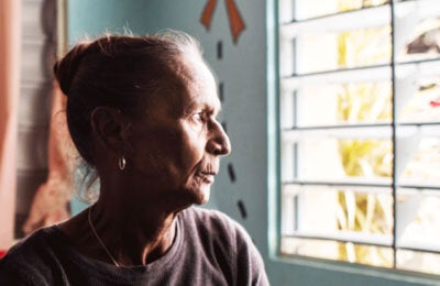 Mujer al lado de la ventana