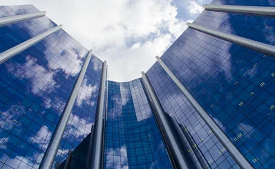 Edifício Senado com céu azul e nuvens ao fundo