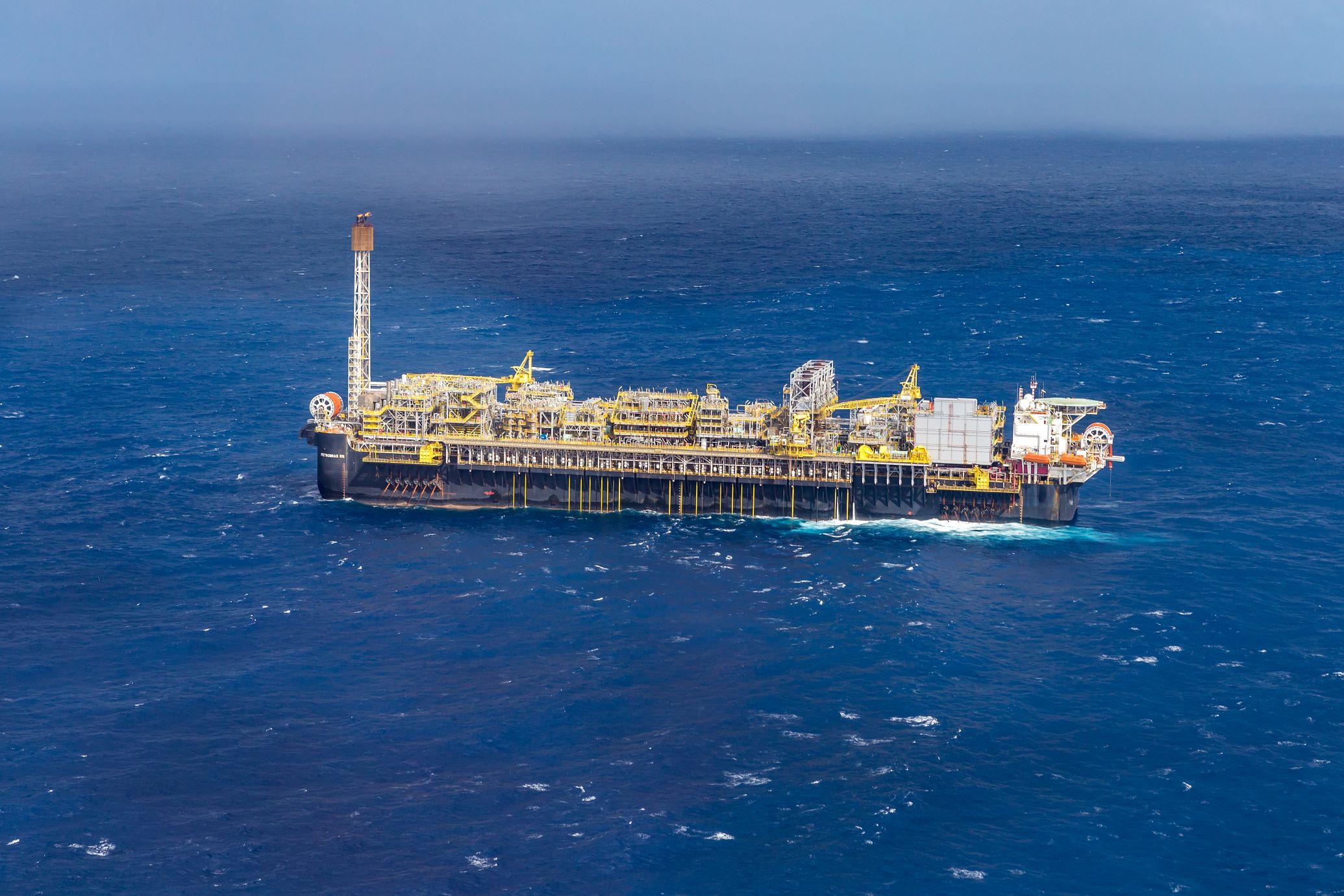 Fotografia diurna de uma plataforma de petróleo da Petrobras no campo de Tupi.