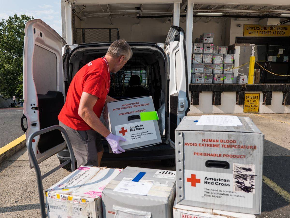 Un gráfico que dice escasez de sangre de emergencia, se necesitan donantes de sangre ahora