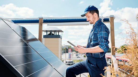 man-installing-home-solar-panel-576x324