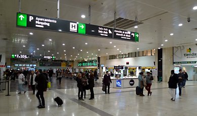 X-ray baggage check at access to platforms 1-6, Barcelona Sants