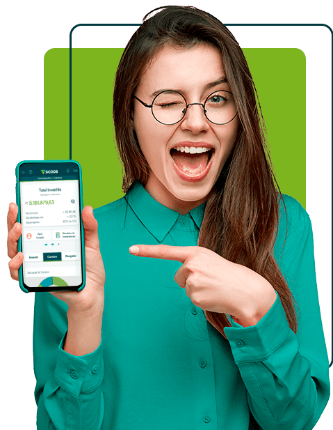 Modelo segurando o celular na tela de investimento
