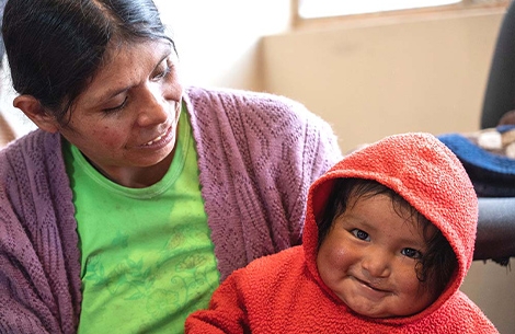 Two smiling guests in the waiting room at Ayninakuna