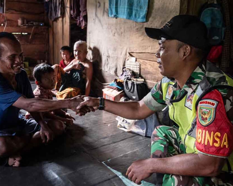 Indonesian soldier greeting Alim before his cleft surgery