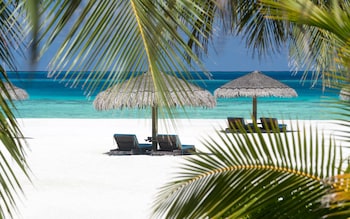 Constance Moofushi, Maldives