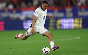 Trent Alexander-Arnold shapes to play long pass