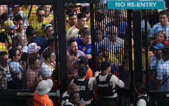 Large crowds of fans try to enter Hard Rock Stadium