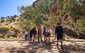 Guilded tour through the Larapinta Trail