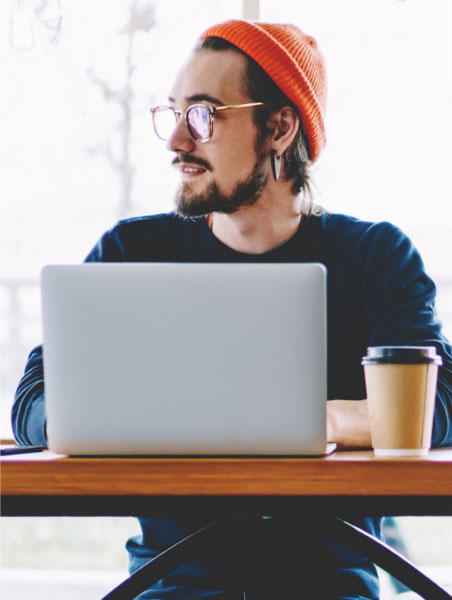 Uomo che utilizza il laptop