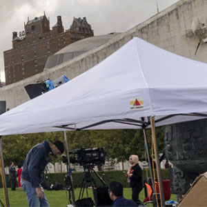 Media crews set up operations outside the UN Headquarters campus, to cover events at the Organization, including the General Assembly general debate. UN Photo/Paulo Filgueiras