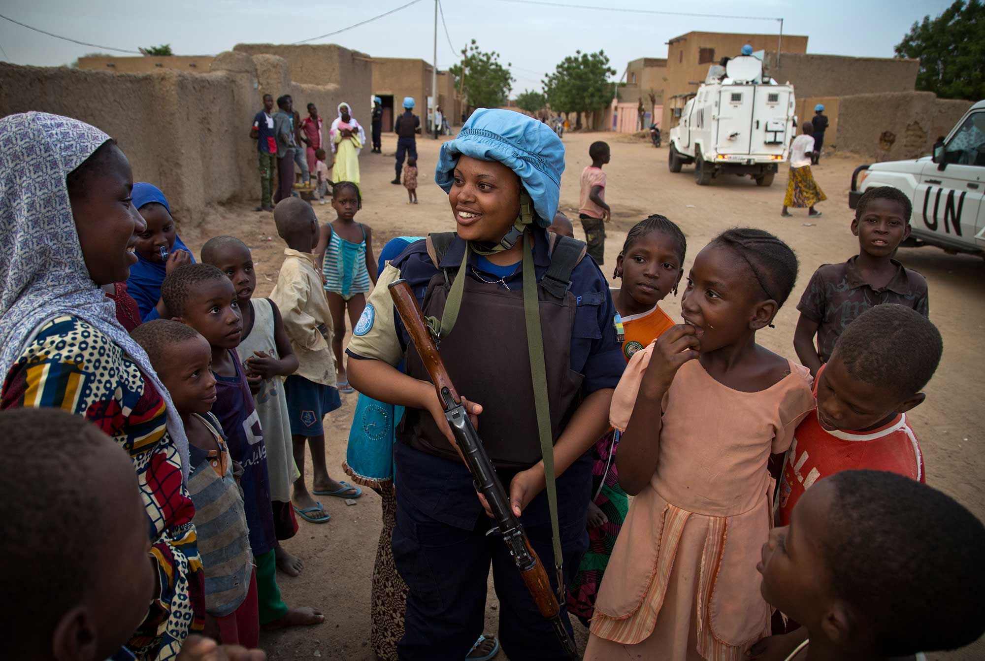 Los oficiales de la FPU MINUSMA de Ruanda hablan a la población mientras patrullan las calles de Gao, al norte de Mali. Foto: mantenimiento de la paz de la ONU