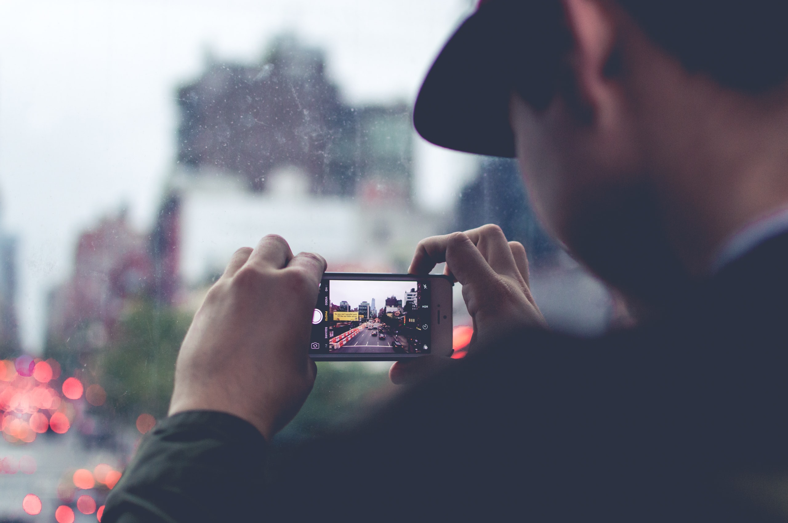 Un hombre tomando una foto en el High Line en NY.