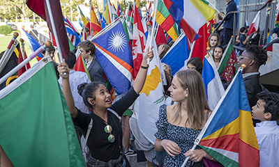 jeune femme avec un drapeau