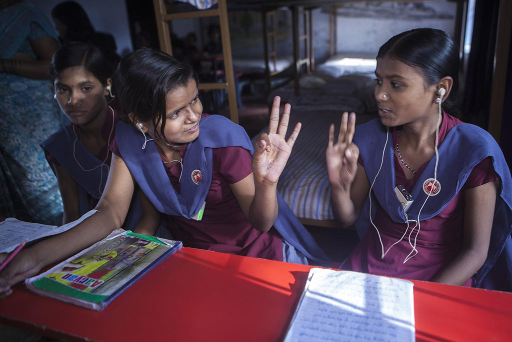 Deux fillettes dans une école primaire de Nalanda Bihar, en Inde, utilisent la langue des signes pour communiquer en classe. 