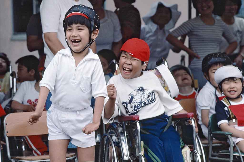 Deux enfants vivant avec un handicap expriment leur joie et leur excitation lors d’un événement sportif organisé dans une école, à Washington, D.C. Photo ONU
