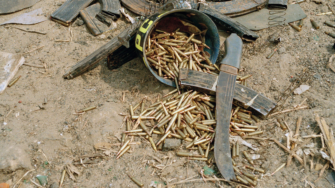 Un casque à terre, débordant de munitions