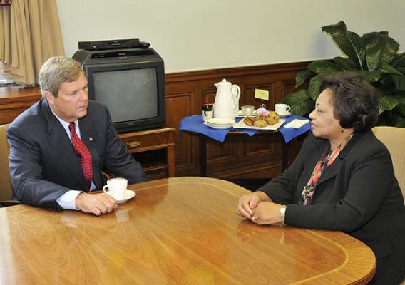 El Secretario de Agricultura Tom Vilsack se reune con Shirley Sherrod en su oficina en el Departamento de Agricultura de los Estados Unidos en Washington, D.C. el martes, 24 de agosto de 2010.  Foto del USDA por Bob Nichols