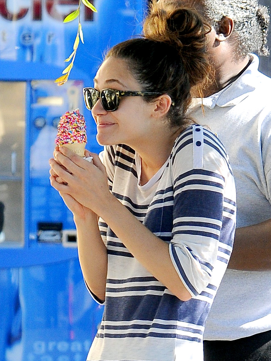 1403898333_emmy rossum zoom