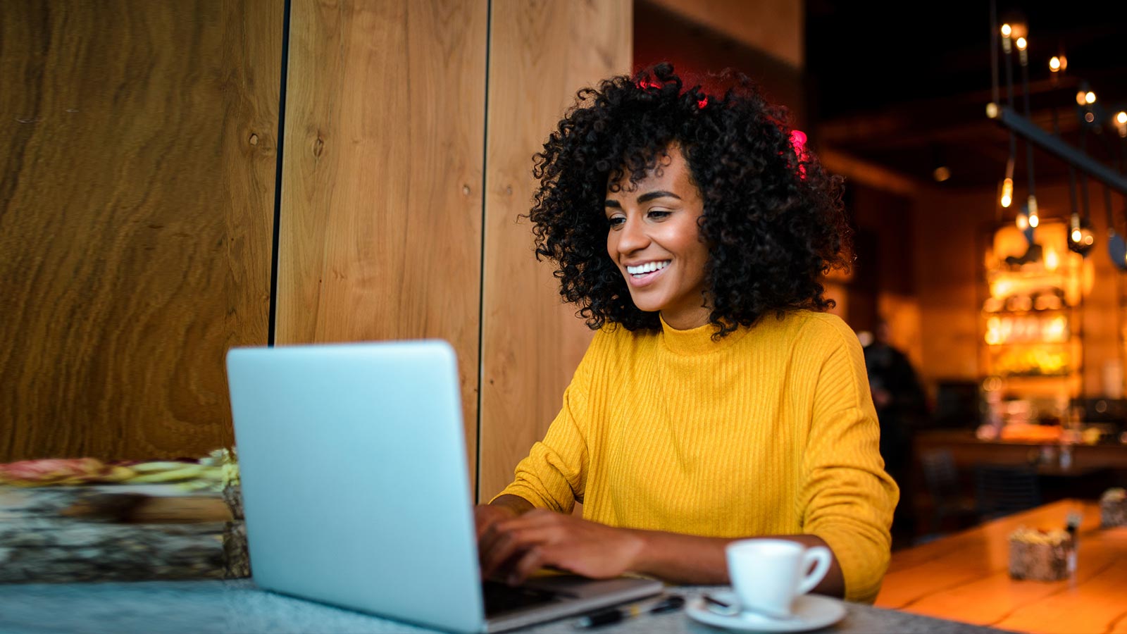 Seorang wanita menggunakan laptopnya untuk melakukan pembayaran online yang aman