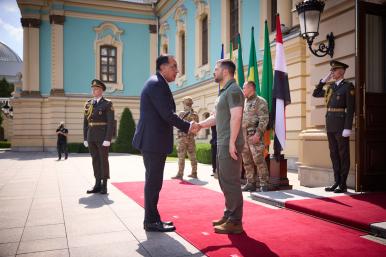 Egyptian prime minister Mostafa Madbouly greets Ukrainian president Volodimir Zelensky in Kyiv in 2023 - source: Reuters