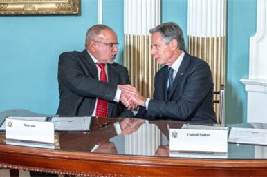 Secretary of State Antony Blinken shakes hands with Bahraini crown prince and prime minister Salman bin Hamad al-Khalifa - source: Department of State