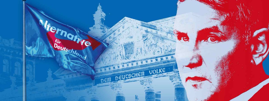 Björn Höcke neben einer "Alternative für Deutschland"-Flagge und dem Reichstagsgebäude