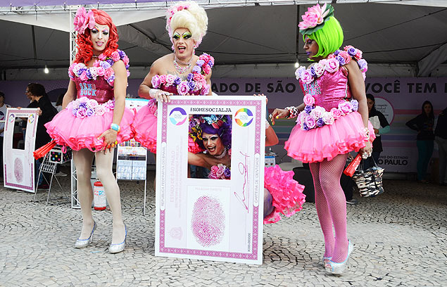 "Drag-queens" protestam em prol de lei que facilita a modifica��o de nomes em documentos oficiais