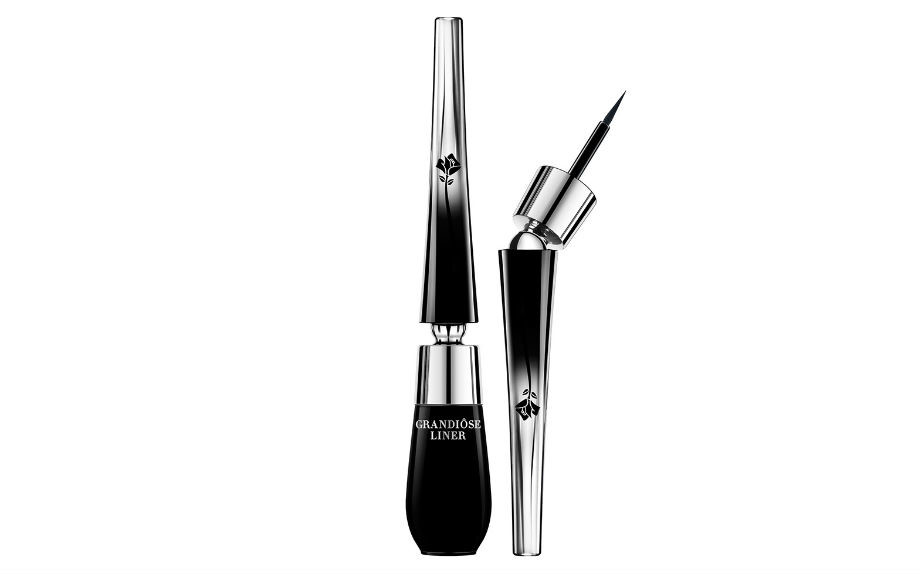 Grandiôse Liner di Lancôme. Un eyeliner che garantisce agilità ed estrema flessibilità durante l'applicazione grazie al pivot che curva di 35 gradi nell’impugnatura e regala una destrezza quasi assoluta nel disegnare la linea che si preferisce