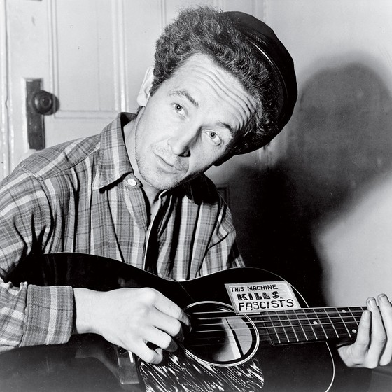 O cantor e compositor Woody Guthrie. Ele despertou Bob Dylan para o folk e os temas (Foto: Alamy Stock Photo)