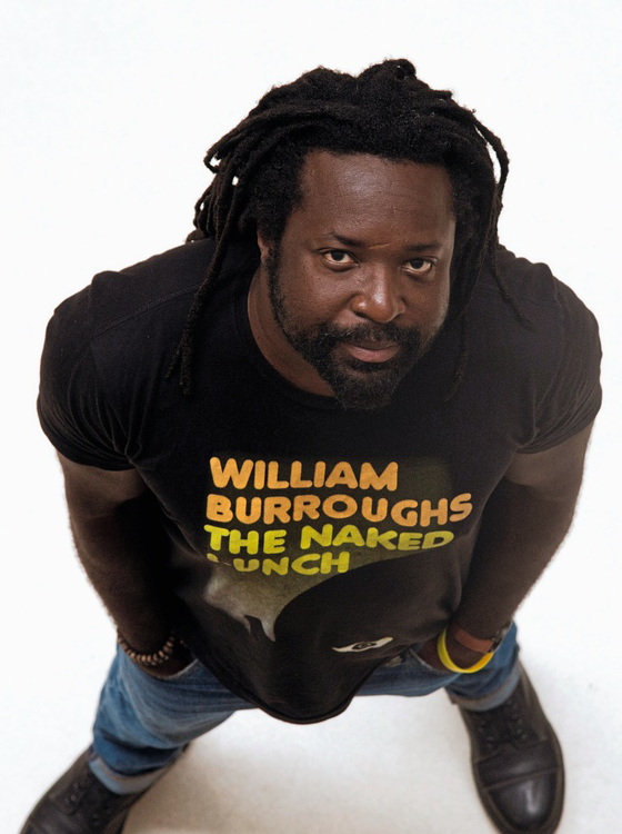 O escritor Marlon James durante foto em Paris (Foto: DOMINIQUE FAGET/AFP)