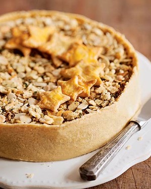 Torta aberta de bacalhau com farofa crocante e pão de amêndoas (Foto: Elisa Correa/Casa e Comida)