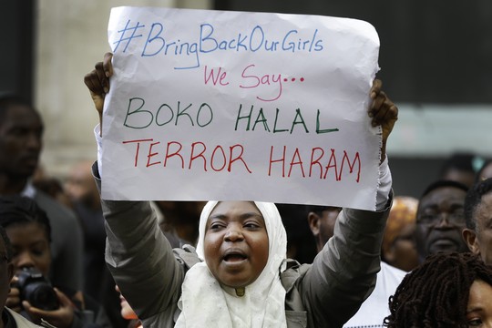 Manifestantes protestam contra governo da Nigéria pela incapacidade de encontrar mais de 200 meninas sequestradas pelo grupo terrorista Boko Haram (Foto: Kirsty Wigglesworth/AP)