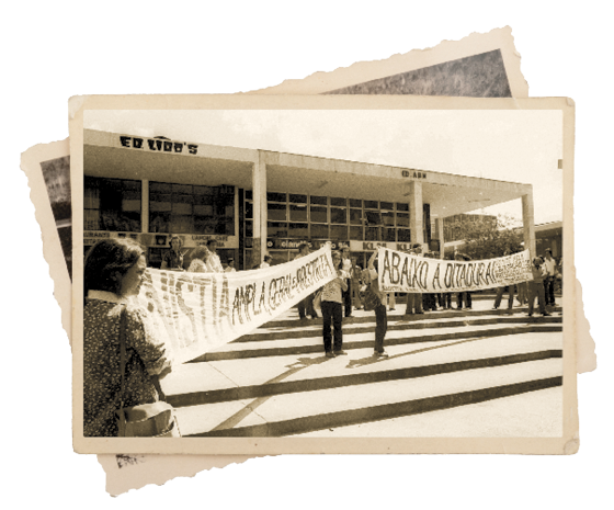 ABAIXO A DITADURA! Manifestação em favor da anistia ampla, geral  e irrestrita em Brasília, nos anos 1970. Milton Hatoum foi preso num protesto contra a ditatura em 1969 (Foto: Thinkstock/Getty Images)