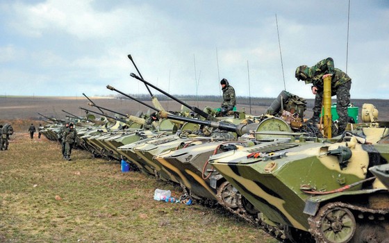 Soldados ucranianos se preparam a resistir á invasão russa da Crimeia (Foto: The Asahi Shimbun via Getty Images)