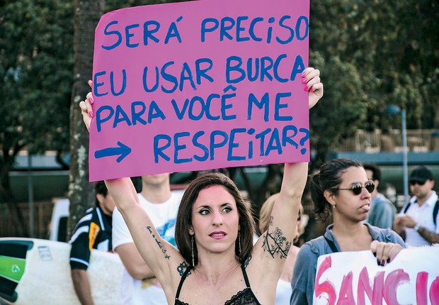 BARULHO Manifestantes na Marcha das Vadias, em julho, no Rio  de Janeiro.  Elas defendem o respeito ao corpo  e à dignidade  feminina, ofendidos pelas “cantadas”  (Foto: Marcelo Fonseca/Brazil Photo Press/Folhapress)