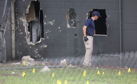 Furos de bala marcam a parede dos fundos na boate Pulse, onde um atirador matou 50 pessoas antes de ser morto pela polícia (Foto: Joe Raedle/Getty Images)