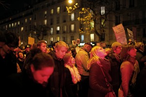 A multidão caminhou até o anoitecer em Paris (Foto: AP Photo/Laurent Cipriani)