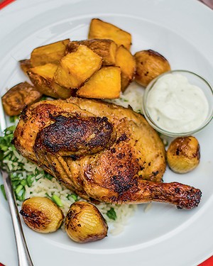 Galeto com arroz de rúcula e batatas ao aïoli (Foto: Rogério Voltan/Editora Globo)