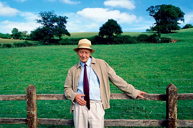 RECLUSO William Trevor em 2012 e seu livro A história de Lucy Gault, que chega agora ao país. “Meus romances são a união de muitos contos”, diz ele (Foto: Effigie/Leemage)