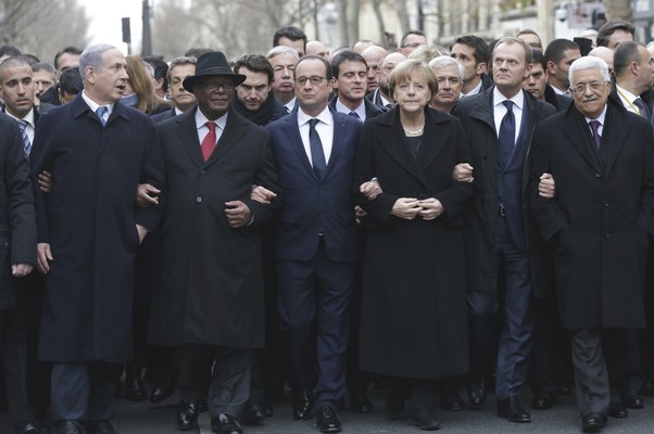  Da esquerda para a direita: Benjamin Netanyahu (primeiro-ministro de Israel); Nicolas Sarkozy (na segunda fila, ex-presidente francês); Ibrahim Boubacar Keita (presidente de Mali); François Hollande (presidente francês); Angela Merkel (chanceler alemã) (Foto: AP Photo/Philippe Wojazer, Pool)