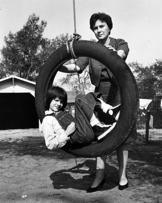 Harper Lee aos 8 anos de idade com Mary Badham, atriz mirim de O Sol é para todos (Foto: Everett Collection)