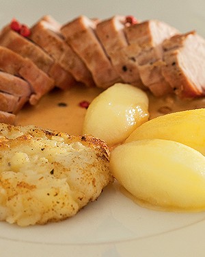 Filé de leitão com batata dourada, maçã caramelada e pimenta-rosa (Foto:  )