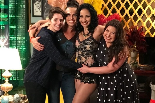 Carol Duarte, Silvero Pereira, Dig Dutra e Mariana Xavier nos bastidores de 'A força do querer' (Foto: Divulgação)