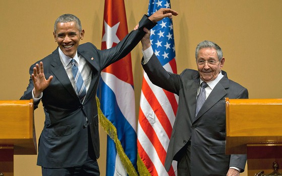 Os presidentes Raul Castro e Barack Obama durante encontro em Havana, Cuba, nesta segunda-feira (21) (Foto: AP Photo/Ramon Espinosa)