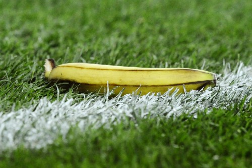 Foto (Foto: Banana se transformou em símbolo do racismo nos estádios do Brasil e da Europa/AFP)